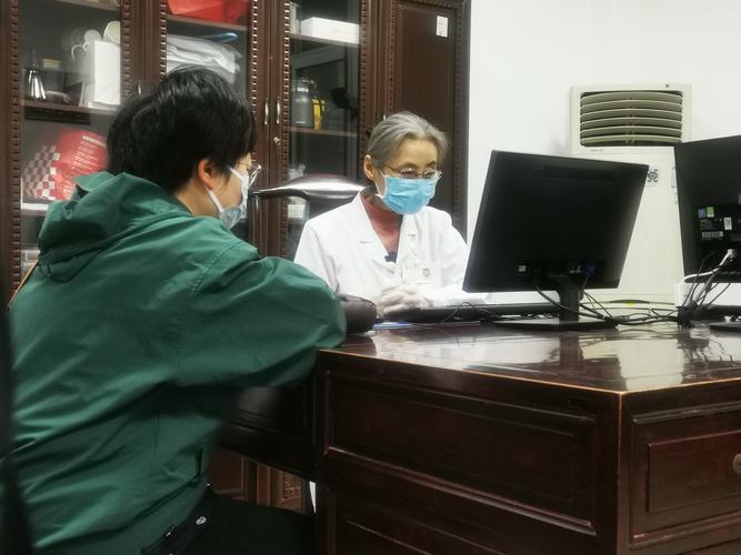 中医院中午有人上班吗